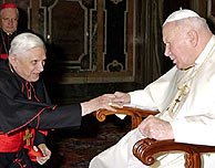 Juan Pablo II junto al entonces cardenal Ratzinger. (Foto: AP)