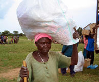 Una desplazada ugandesa carga con sus pertenencias. (Foto: Reuters)