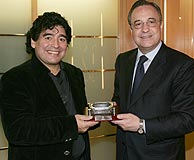 Maradona con Florentino Prez, durante su visita a Espaa. (Foto: EFE)