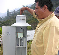 Un vecino examina las mediciones del pluviómetro. (Foto: M.A.)