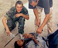 Imagenes como sta de torturas a presos iraques tuvieron precedentes en Afganistn. (Foto: EFE)