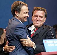 Zapatero (izda.) y Schrder, en Dortmund. (Foto: AP)