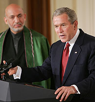 Bush y Karzai, tras su encuentro en la Casa Blanca. (Foto: AP)