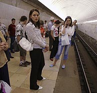Pasajeros del metro de Mosc a la espera de la solucin de la avera. (Foto: AP)