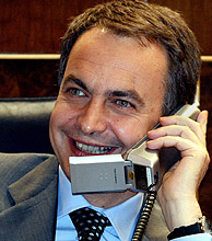 Zapatero habla por telfono en el Congreso durante la sesin del 17 de mayo. (Foto: REUTERS)