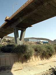 Puente de la Libertad de Elda, desde el que se precipitó la joven de 16 años. (Foto: EFE)