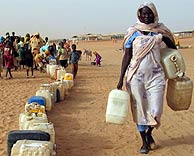 Mujeres sudanesas hacen cola para recoger agua. (Foto: REUTERS)