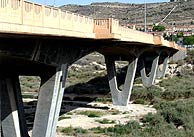Puente de la Libertad de Elda, desde el que se arroj la joven. (Foto: EFE)