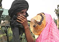 Un miembro del Frente Polisario saluda a un familiar. (Foto: Mnica G. Prieto)