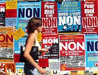 Imagen de una calle de Aix-en-Porvence repleta de carteles en favor del 'no'. (Foto: AP)