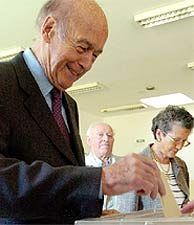 El 'padre' de la Constitucin y ex jefe de Estado francs, Valry Giscard d'Estaing, deposita su voto en Chanonat. (Foto: AP)