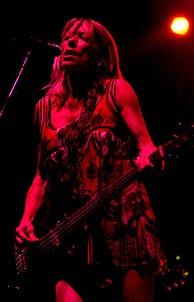 La cantante y bajista de Sonic Youth, Kim Gordon, durante la actuacin. (Foto: EFE)