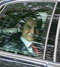 Jos Luis Rodrguez Zapatero, en el coche que le lleva a la reunin con Juncker. (Foto: EFE)