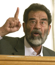Sadam Husein, ante el juez en julio de 2004. (Foto: REUTERS)