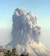El volcn, en el momento de la erupcin. (Foto: AP)