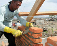 Un damnificado construye una nueva casa en Banda Aceh. (Foto: Reuters)