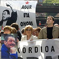 Otegi (derecha), junto a un cartel de recuerdo de Idígoras. (Foto: Carlos García)