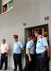 La polica custodia la entrada al piso donde se ha registrado el suceso. (Foto: EFE)