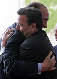Schreder da una calurosa bienvenida a Chirac. (Foto: AP)