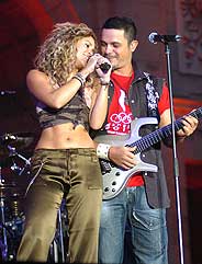Shakira y Alejandro Sanz, durante el concierto que cerr la fiesta olmpica. (Foto: EFE)