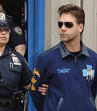 Russell Crowe, trasladado por una agente. (Foto: AP)