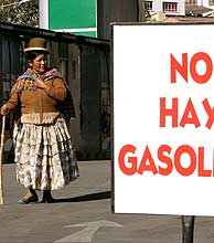 Los combustibles y los alimentos empiezan a escasear en La Paz. (Foto: Reuters)