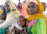 Desplazados sudaneses esperan asistencia mdica. (Foto:Reuters)