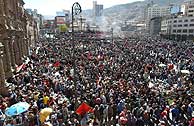 Miles de personas llenaron las plazas de La Paz, como la de los Hroes. (Foto: EFE)