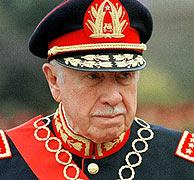 Augusto Pinochet, vestido de militar en 1998. (Foto: AP)