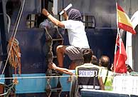 La polica espaola interviene ocho toneladas de hachs en el pesquero britnico 'Squilla', en aguas internacionales. (Foto: EFE)
