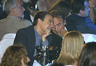 Zapatero y Serrat, departiendo durante el acto. (Foto: Alberto Cullar)