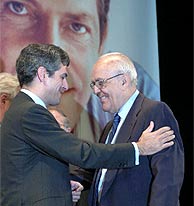 Adolfo Surez Illana (izq.) saluda Leopoldo Calvo Sotelo. (Foto: EFE)