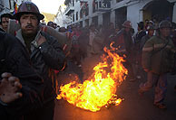 Varios mineros protestan en las calles de Sucre. (Foto: AP)