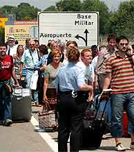Decenas de viajeros, tras abandonar el aeropuerto de Zaragoza. (Foto: EFE)