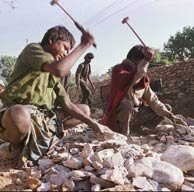 Nios picando piedra en una cantera de Nepal. (Foto: AP)