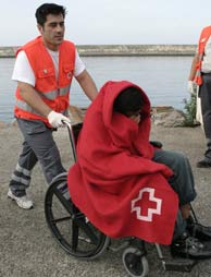 Un miembro de Cruz Roja atiende a un inmigrante en Motril. (Foto: EFE)