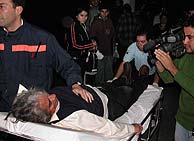 Un herido es trasladado en la ciudad chilena de Iquique. (Foto: AP)