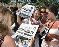 Simpatizantes de Michael Jackson en California leen la portada de un periódico donde se lee: 'Absuelto de todos los cargos'. (Foto: reuters)