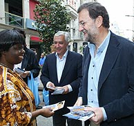 Rajoy reparte propaganda electoral a una mujer en Vigo. (Foto: EFE)