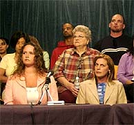 Varios miembros del jurado tras la lectura del veredicto. (Foto: AP)
