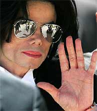 Michael Jackson saluda tras salir del juzgado. (Foto: AP)