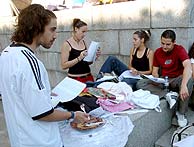 Un grupo de alumnos, reunidos en la universidad. (Foto: EFE)
