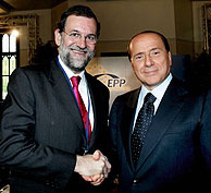 Rajoy y Berlusconi se saludan en la reunin del PPE. (Foto: EFE)