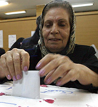 Una mujer iran vota en su centro electoral de Tehern. (Foto: EFE)