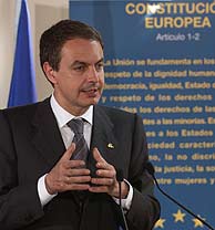 Zapatero habla con los periodistas al trmino de la Cumbre. (Foto: EFE)
