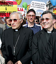 Antonio María Rouco Varela (izquierda), arzobispo de Madrid, marcha con otros obispos. (Foto: AP)