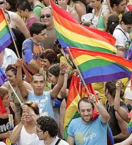 Varios asistentes al carnaval, ondeando las banderas arco iris. (Foto: AP)