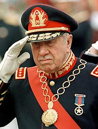 Augusto Pinochet, en una foto de 1998. (Foto: REUTERS)