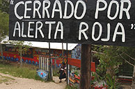 Un cartel en una comunidad de Chiapas anuncia la alerta roja. (Foto: AP)