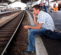 Un viajero espera en la estación de Laussane. (Foto: EFE)